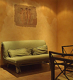 Divano con affresco
